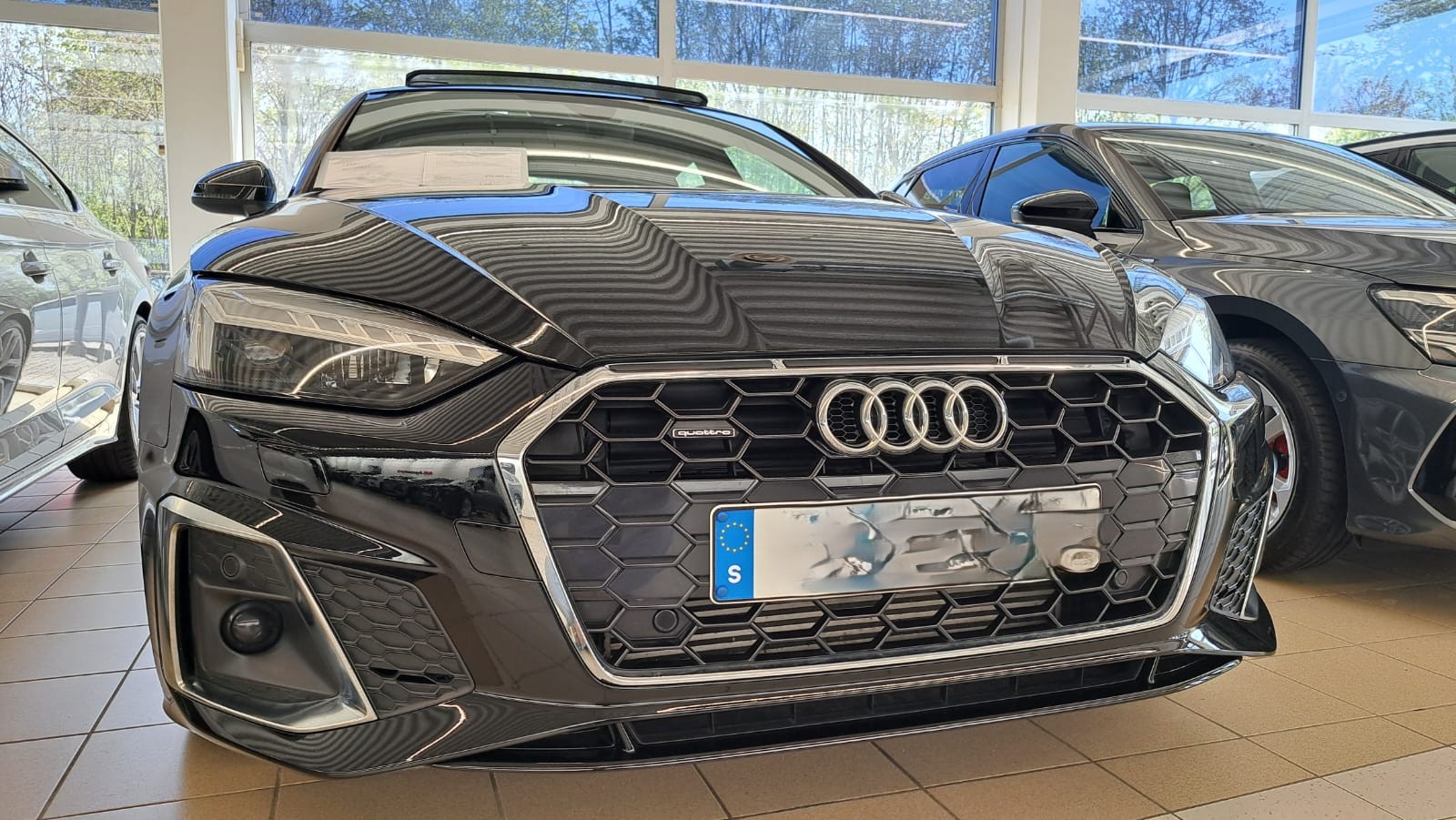Jeśli marzysz o połączeniu agresywnego designu z wysokimi osiągami, Audi A5 S Line 2023 to absolutna petarda! 265 koni pod maską, benzynowa moc i sportowe wykończenie S Line – ten model nie pozostawia żadnych wątpliwości: to auto dla tych, którzy kochają drapieżny wygląd i dynamiczną jazdę.

Dlaczego A5 S Line to świetny wybór?
🔥 Sportowy design S Line – obniżone zawieszenie, agresywny przedni zderzak, ekskluzywne aluminiowe akcenty i 18-calowe felgi (lub większe w opcji).
⚡ Moc 265 KM – benzynowy silnik, który zapewnia gwałtowne przyspieszenie i satysfakcjonujący dźwięk.
💺 Zintegrowane fotele S Line – sportowe, boczne podparcie i perforowana skóra z logo S.
🖤 Czarne detale – od grill po lustra i wykończenia wnętrza, wszystko utrzymane w sportowym stylu.
🚀 Dynamika jazdy – precyzyjne prowadzenie, mocne hamulce i świetna przyczepność dzięki zawieszeniu S Line.

Dla kogo jest A5 S Line?
Dla miłośników sportowego looku bez przesadnej ostrości RS.

Dla tych, którzy chcą luksusu, ale nie chcą rezygnować z emocji za kierownicą.

Dla fanów niemieckiej precyzji i wysokiej jakości.

Audi A5 S Line 2023 to więcej niż auto – to styl, prestiż i przyjemność z każdego kilometra. Wsiądź i przekonaj się, jak wygląda połączenie elegancji z sportowym pazurem!

#AudiA5 #SLine #265KM #Benzyna #SportoweAudi #GranTurismo